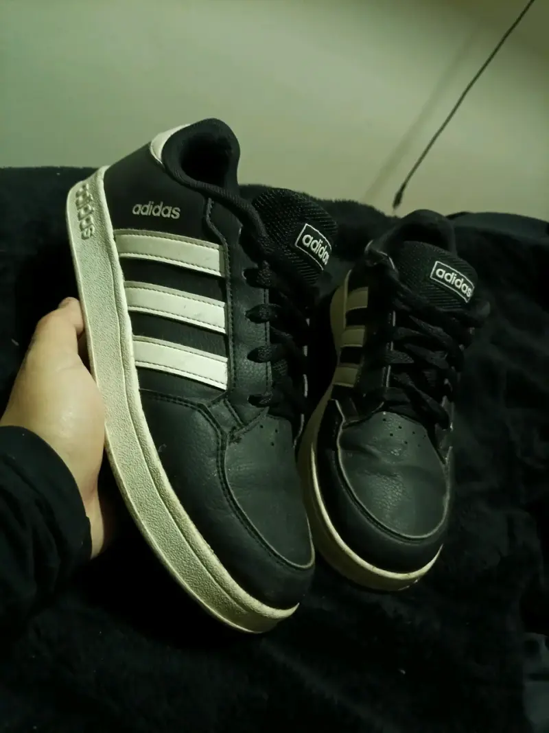 Zapatillas deportivas Adidas negras y blancas - 2