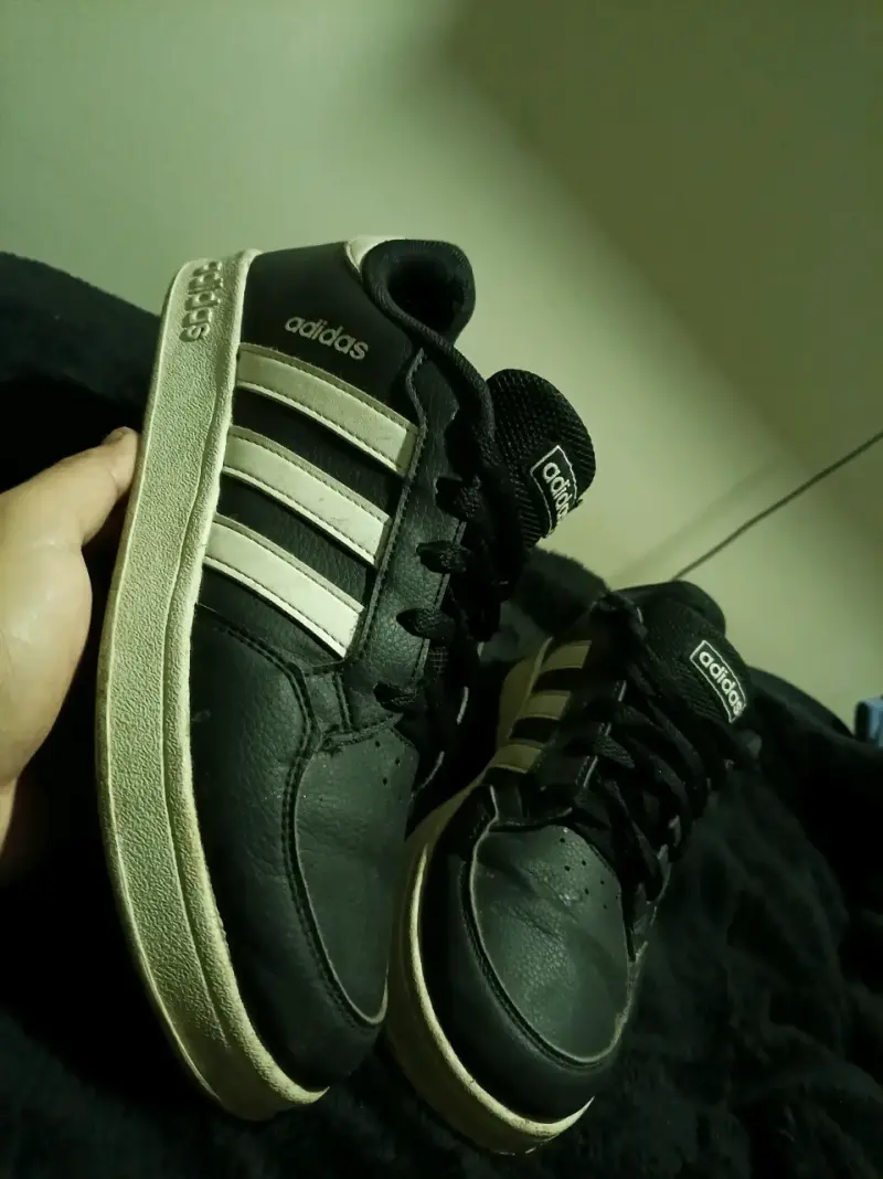 Zapatillas deportivas Adidas negras y blancas - 3