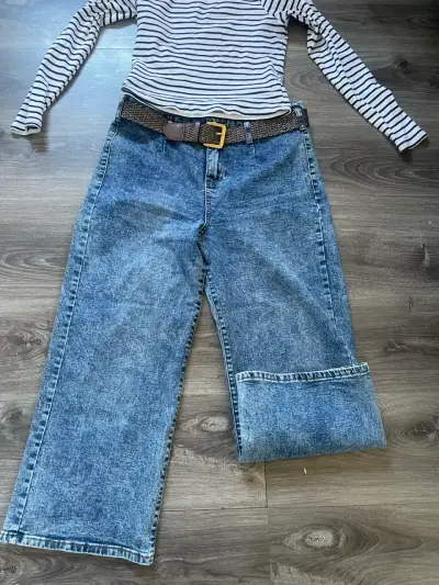 Jeans anchos de mezclilla azul con cinturón - miniatura 1