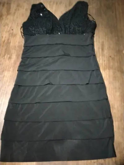 Vestido negro - miniatura 1