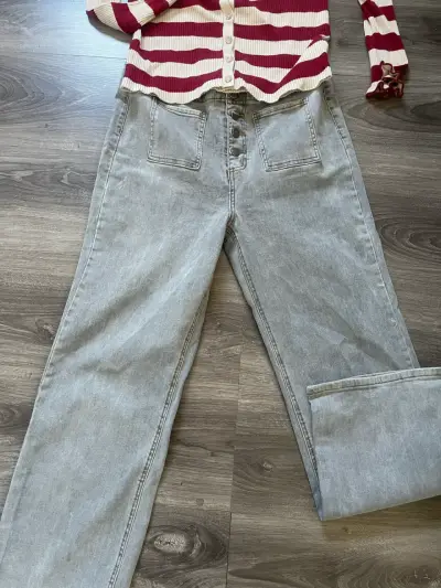 Jeans gris claro de tiro alto para mujer - miniatura 1