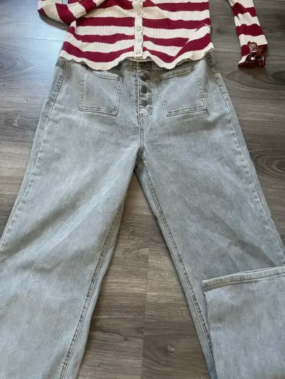 Jeans gris claro de tiro alto para mujer - miniatura 2