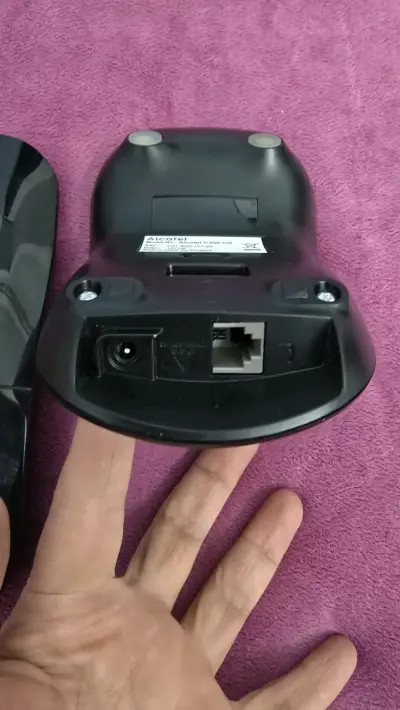Teléfono inalámbrico Alcatel con base y cargador - miniatura 4