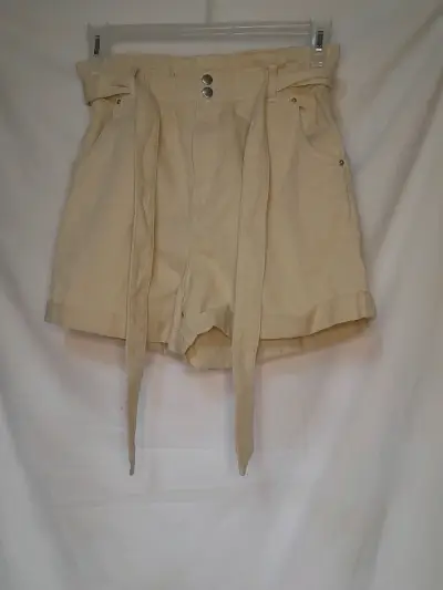 Shorts beige con cinturón ajustable - miniatura 1