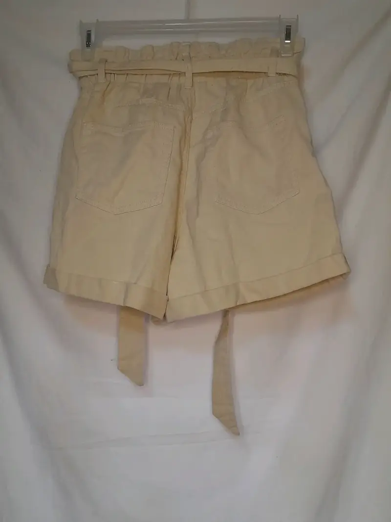 Shorts beige con cinturón ajustable - 2