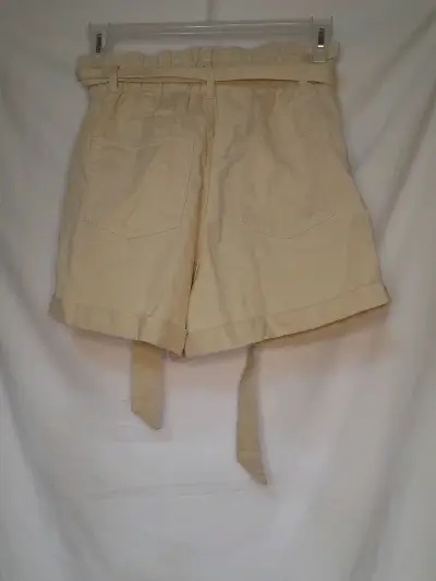 Shorts beige con cinturón ajustable - miniatura 2
