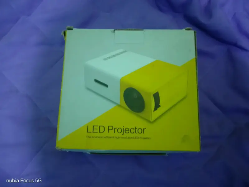 Proyector LED portátil amarillo - 1