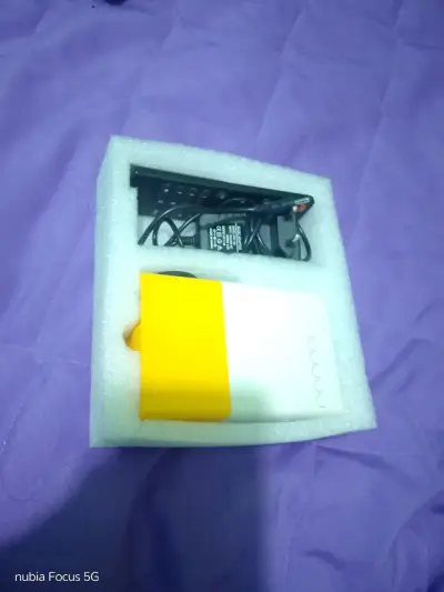 Proyector LED portátil amarillo - miniatura 2