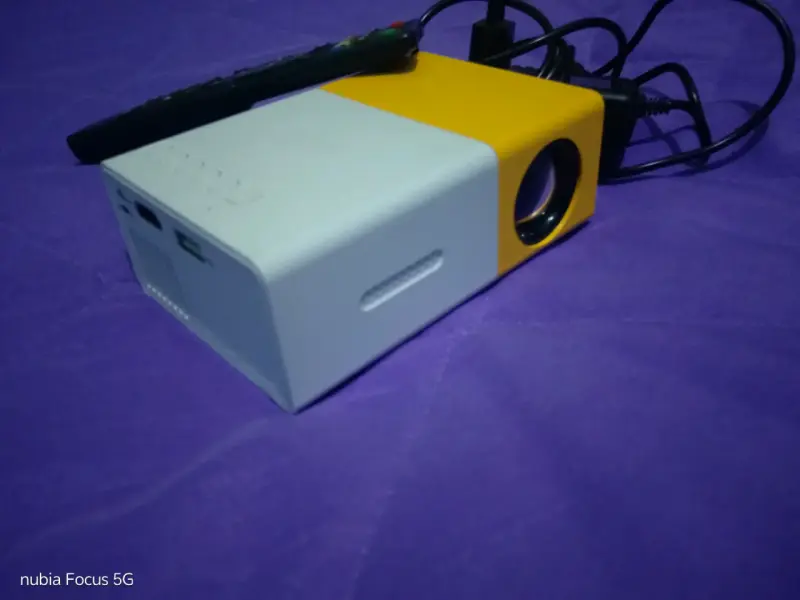 Proyector LED portátil amarillo - 3