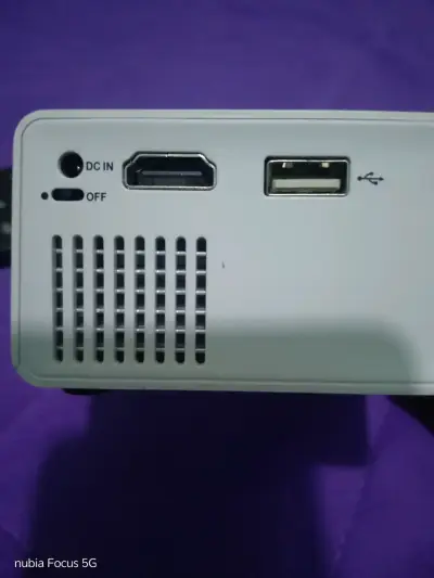 Proyector LED portátil amarillo - miniatura 4