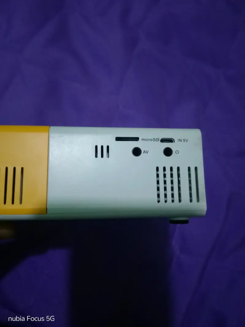 Proyector LED portátil amarillo - 5