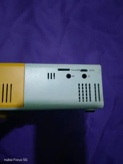 Proyector LED portátil amarillo - miniatura 5