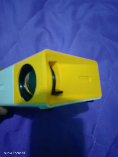 Proyector LED portátil amarillo - miniatura 6