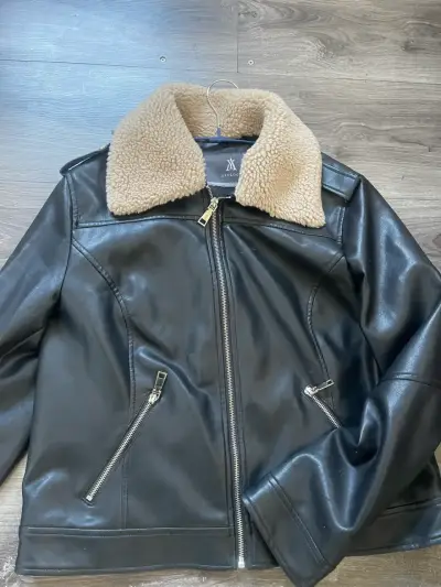 Chaqueta de eco cuero  negra con cuello de borrego - miniatura 1
