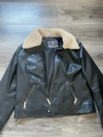 Chaqueta de eco cuero  negra con cuello de borrego - miniatura 2