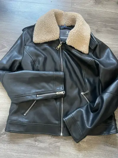 Chaqueta de eco cuero  negra con cuello de borrego - miniatura 3