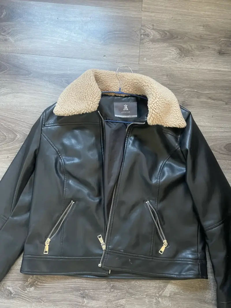 Chaqueta de eco cuero  negra con cuello de borrego - 4