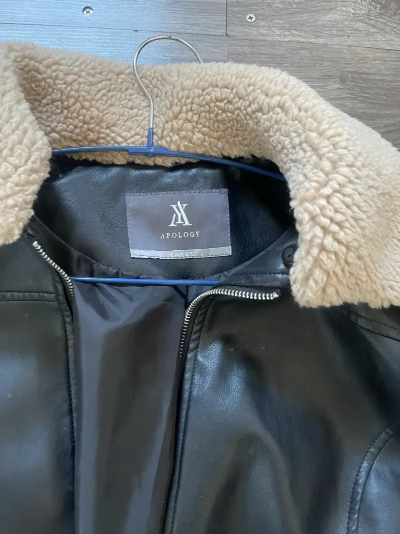 Chaqueta de eco cuero  negra con cuello de borrego - 5