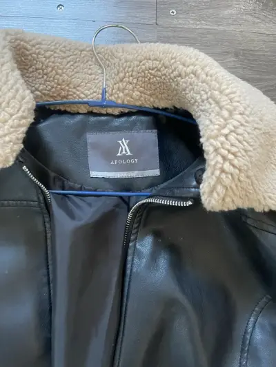 Chaqueta de eco cuero  negra con cuello de borrego - miniatura 5