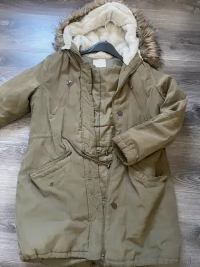 Parka de invierno con capucha de piel sintética - miniatura 1