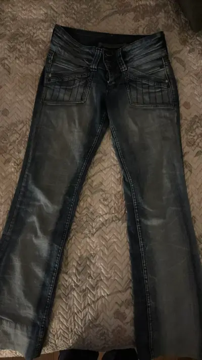 Jeans oscuros de mezclilla para mujer - miniatura 1