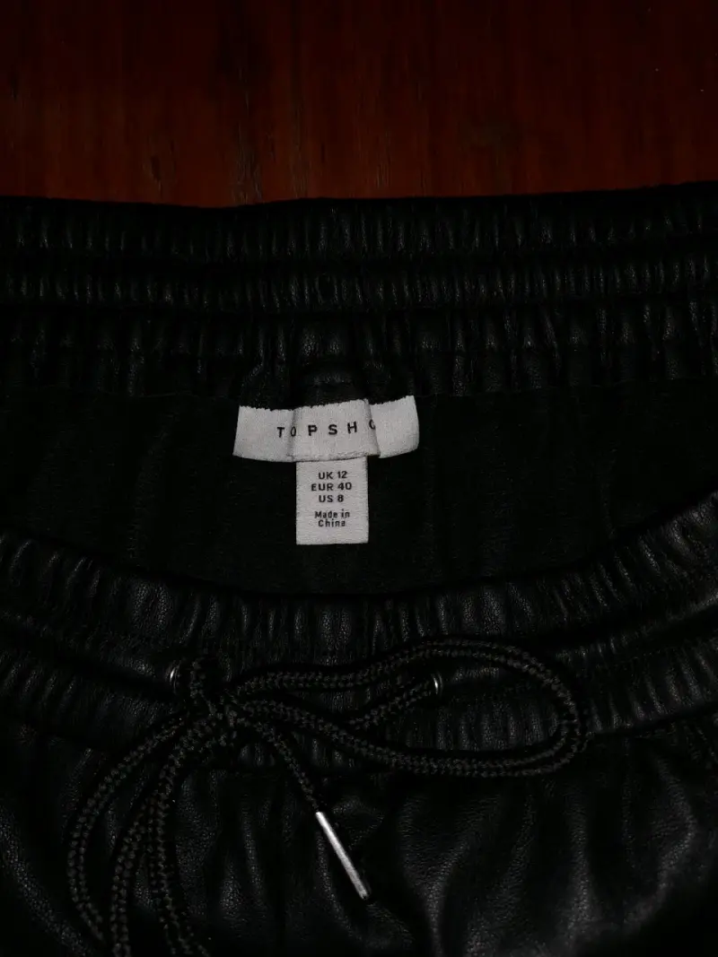 Pantalones de cuero sintético negros - 3