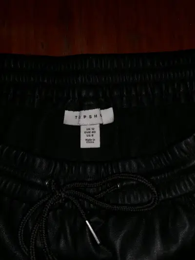 Pantalones de cuero sintético negros - miniatura 3