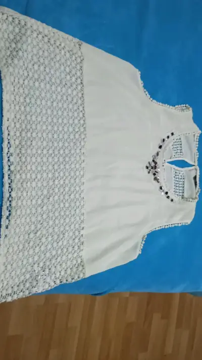 Blusa blanca con encaje y detalles brillantes - miniatura 1