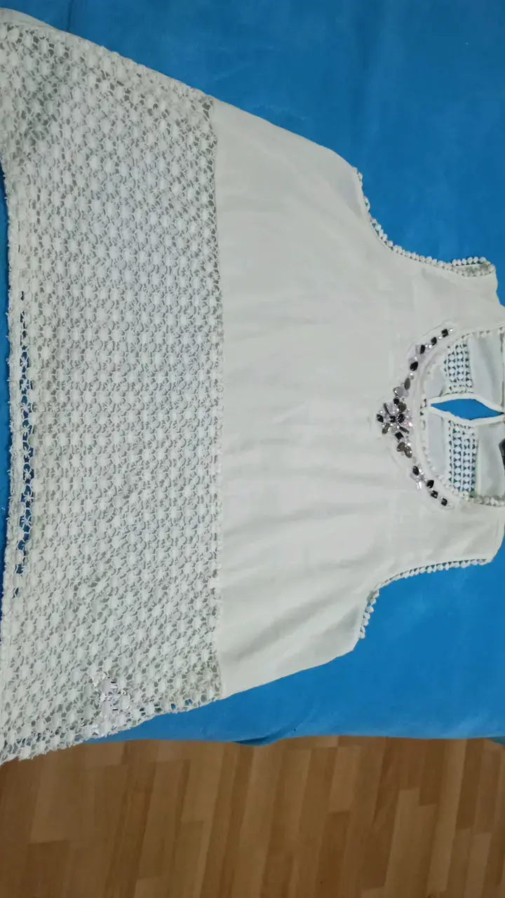 Blusa blanca con encaje y detalles brillantes - 2