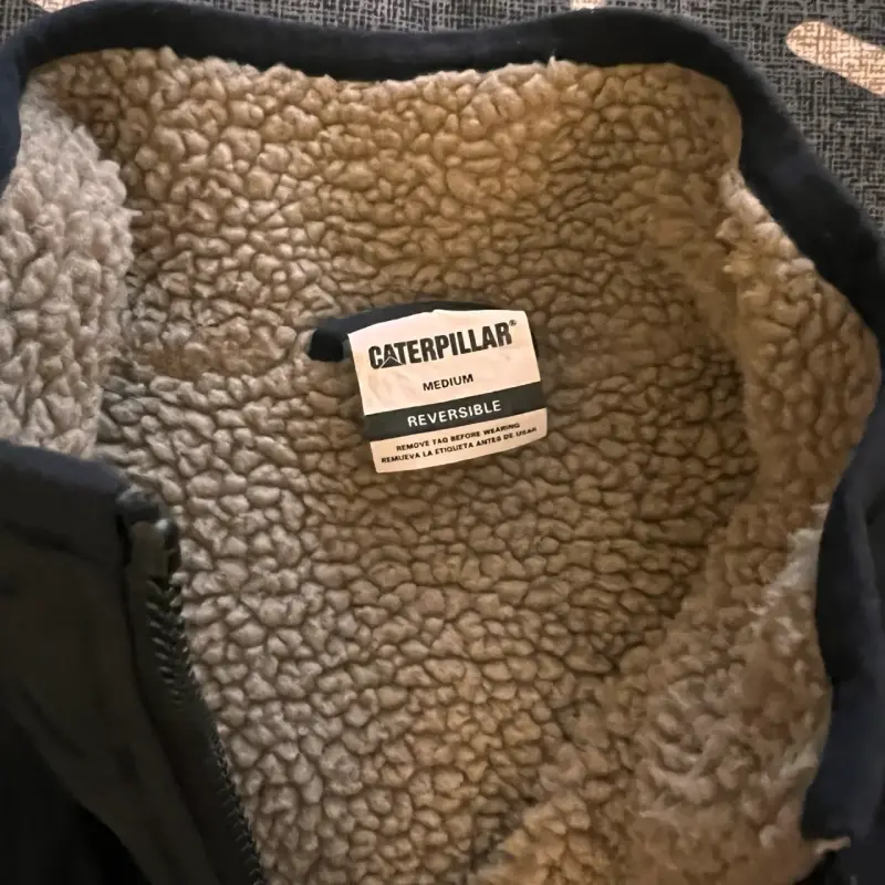 Chaqueta negra Caterpillar con forro polar - 2