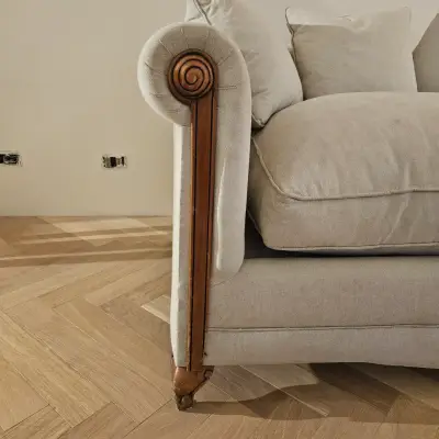 Sofá beige de tres plazas con cojines - miniatura 2