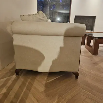 Sofá beige de tres plazas con cojines - miniatura 3