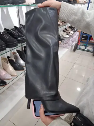Botas largas negras de cuero sintético - miniatura 1