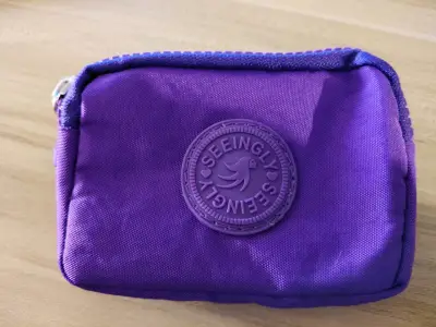 Estuche pequeño morado con cierre - miniatura 1
