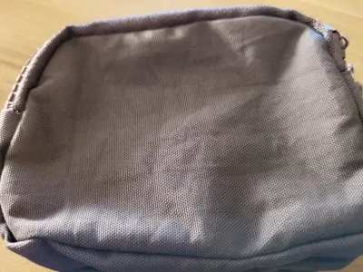 Estuche pequeño color gris  con cierre - miniatura 1