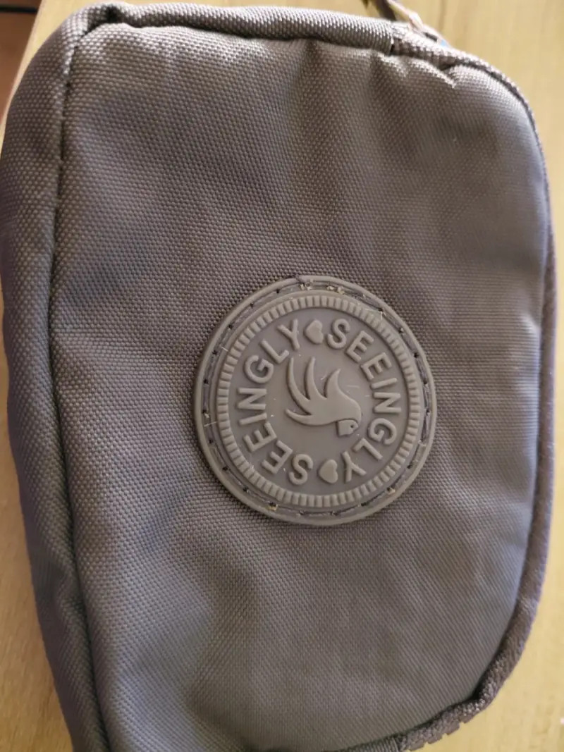 Estuche pequeño color gris  con cierre - 2