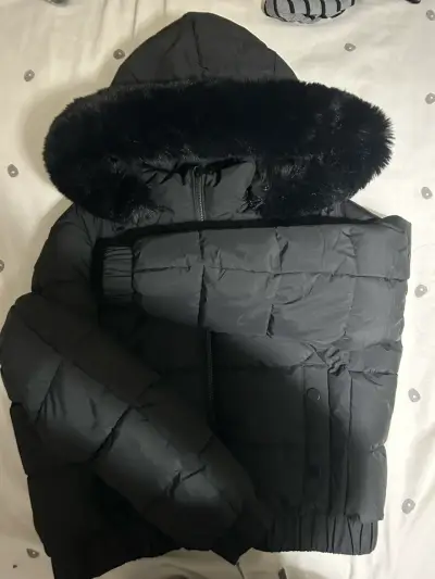 Chaqueta acolchada negra con capucha de piel sintética - miniatura 1