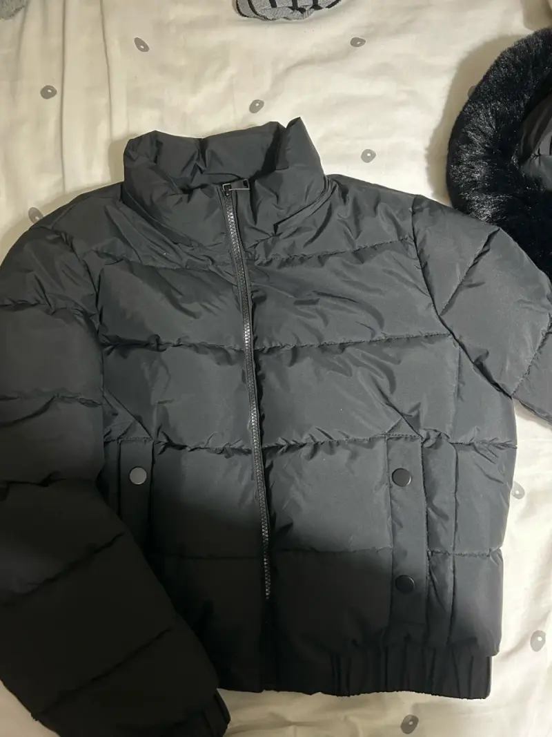 Chaqueta acolchada negra con capucha de piel sintética - 2