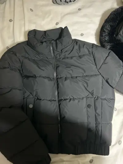 Chaqueta acolchada negra con capucha de piel sintética - miniatura 2