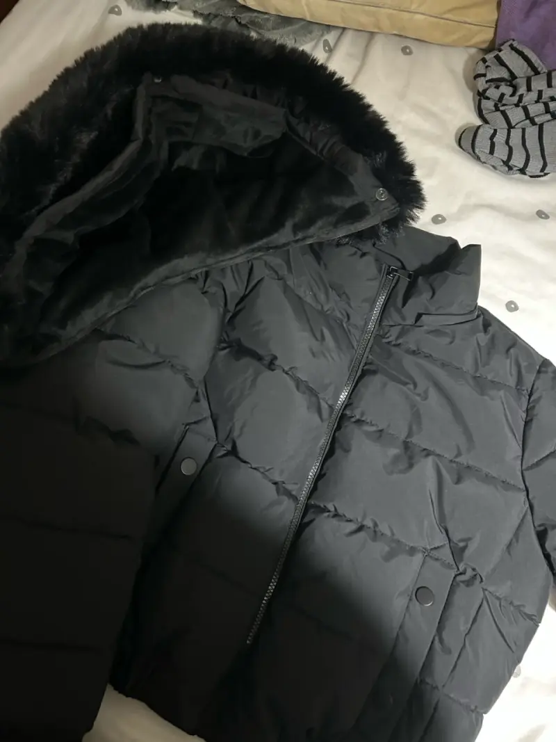Chaqueta acolchada negra con capucha de piel sintética - 3