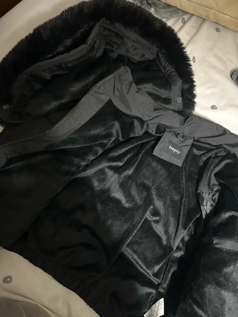 Chaqueta acolchada negra con capucha de piel sintética - 4