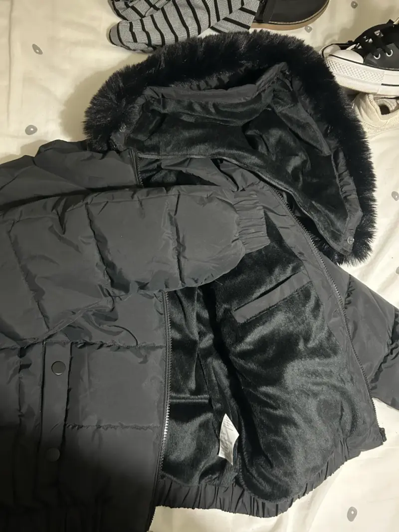 Chaqueta acolchada negra con capucha de piel sintética - 5