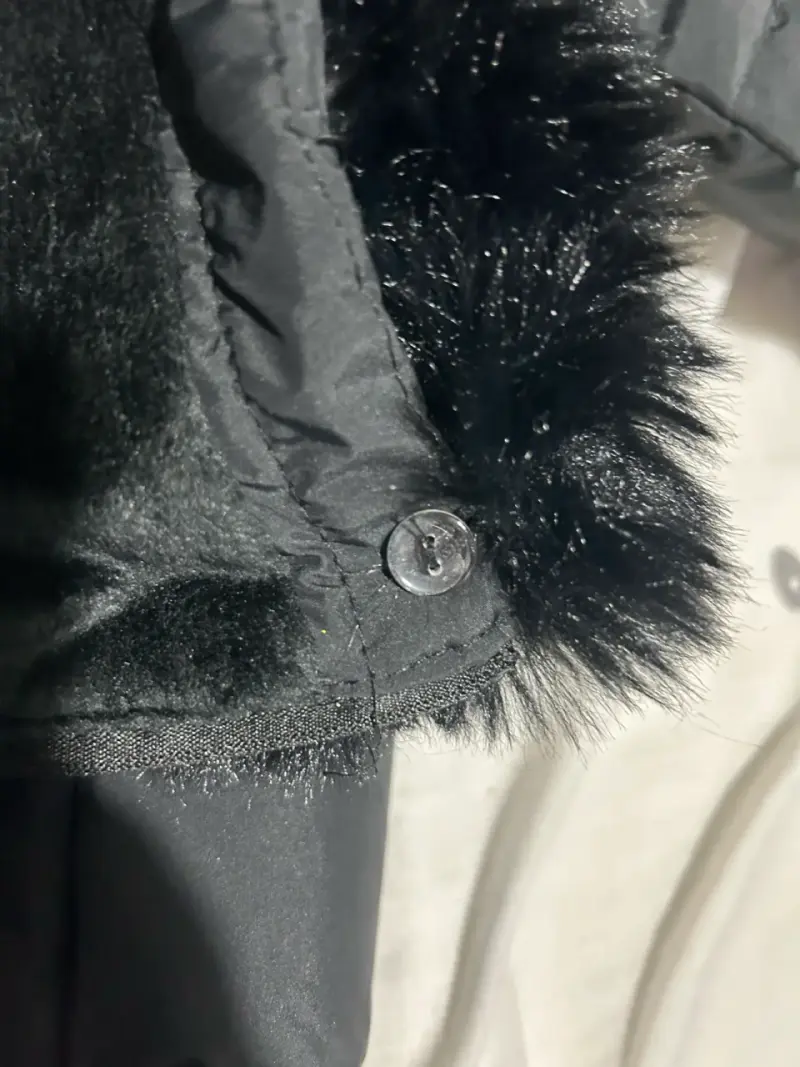 Chaqueta acolchada negra con capucha de piel sintética - 6
