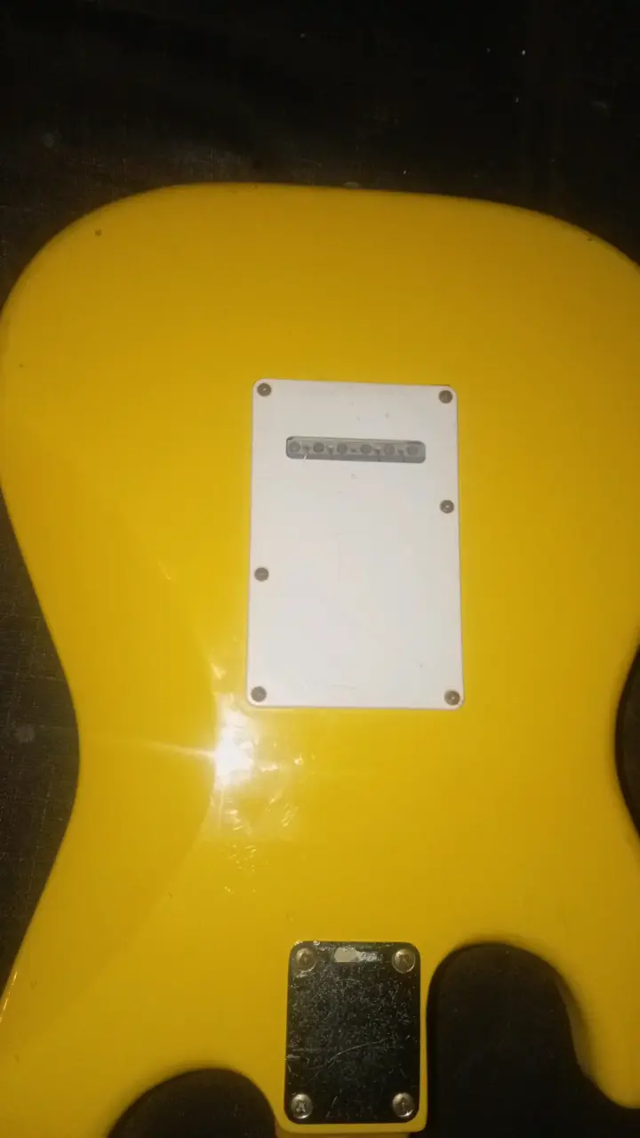 Cuerpo de guitarra eléctrica amarillo - 1