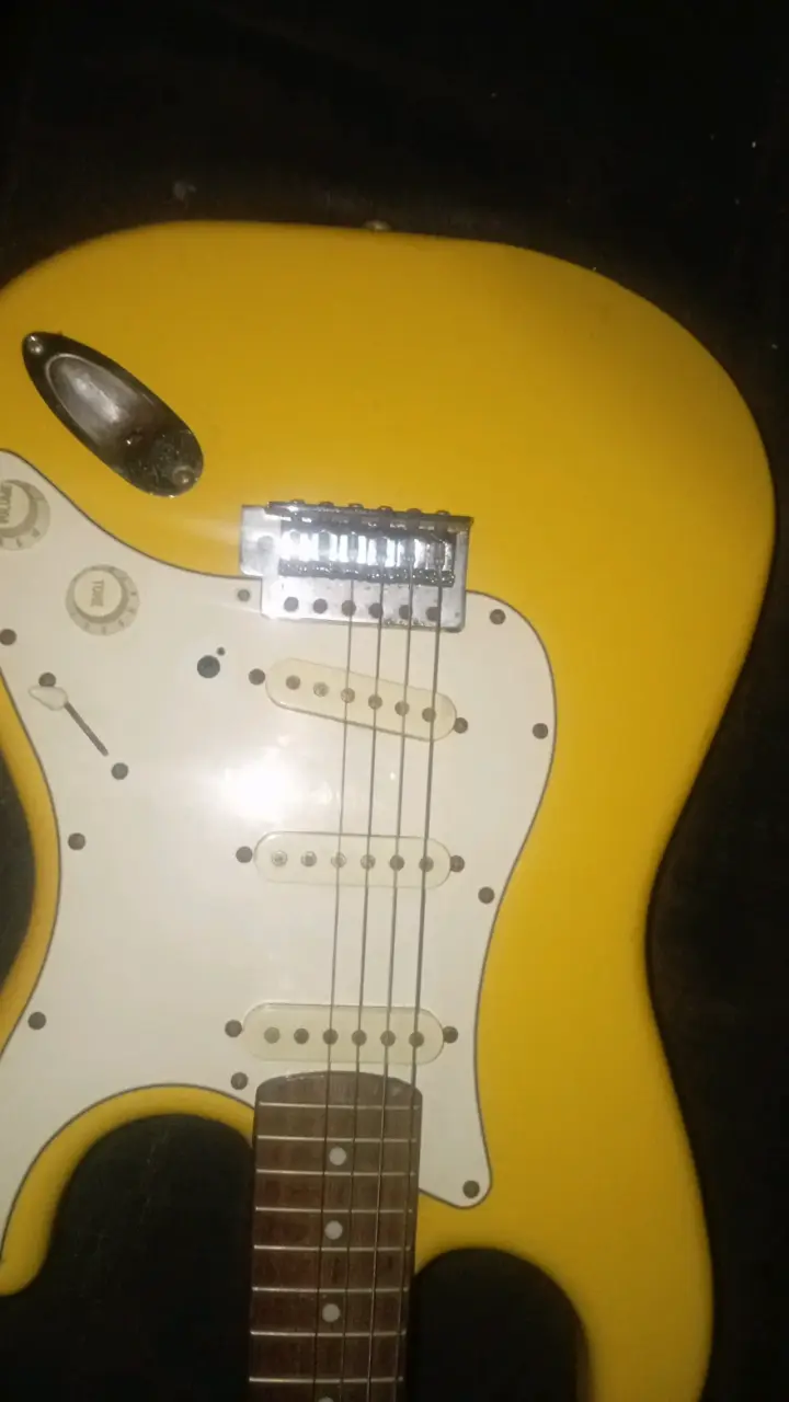 Cuerpo de guitarra eléctrica amarillo - 2