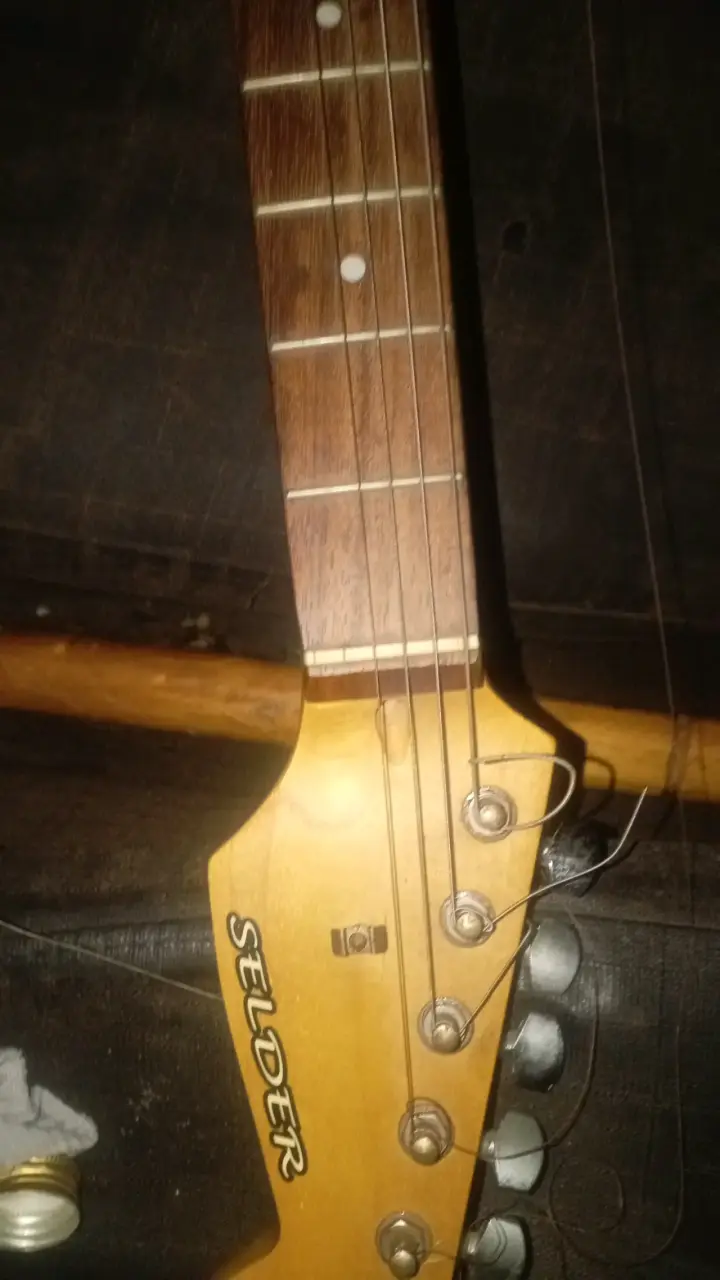 Cuerpo de guitarra eléctrica amarillo - 5