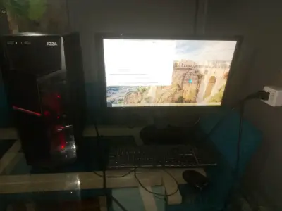 Computador de escritorio Azza con monitor - miniatura 1