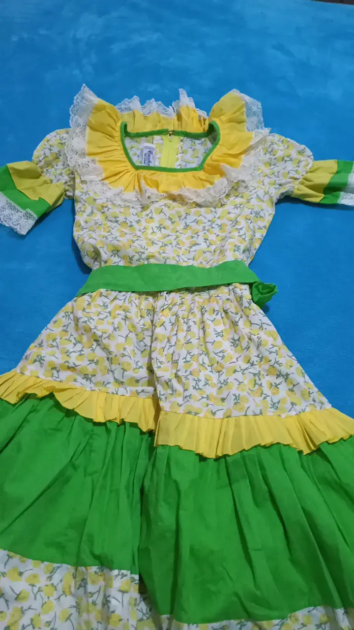 Vestido folclórico amarillo y verde con encaje