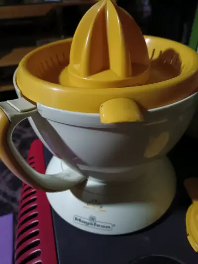 Exprimidor eléctrico Magefesa amarillo - miniatura 1
