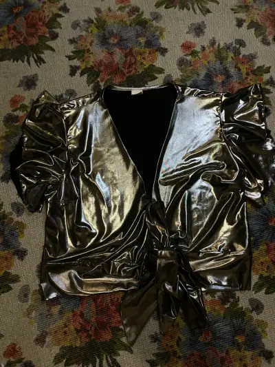 Blusa metálica con mangas abullonadas - miniatura 1